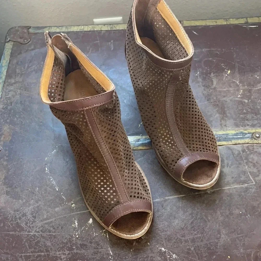 Brown Peep Toe Charles David Heeled‎ Sandal 8